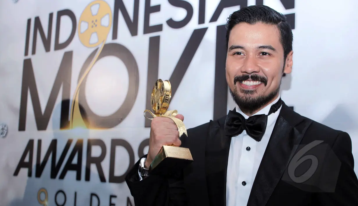 Senyum Chicco Jerikho saat berpose dengan piala Indonesian Movie Awards 2015 kategori Pemeran Utama Pria Terbaik yang diterimanya di Balai Sarbini, Jakarta, Senin (18/5/2015). (Liputan6.com/Helmi Afandi)
