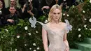 Elle Fanning tampil bak peri dalam balutan gaun Balmain khusus miliknya yang menampilkan bodysuit warna nude-nya dan patung burung seperti es yang duduk di bahunya. [@fashionchick]