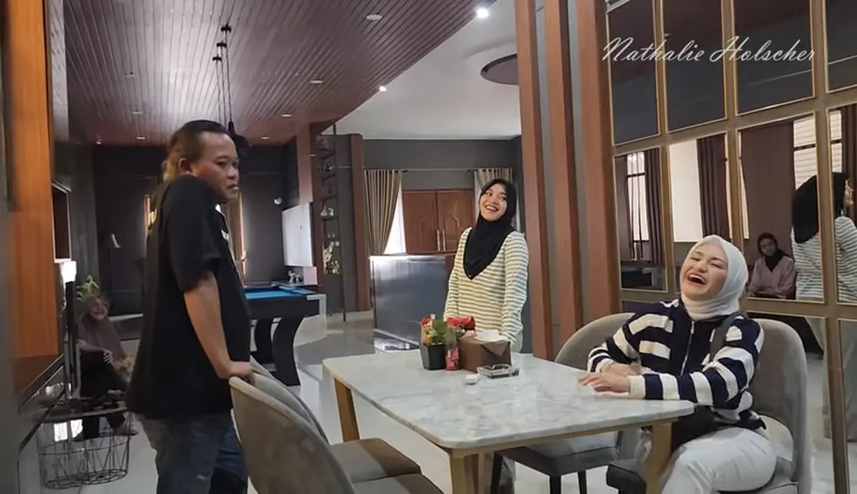 Mendengar pertanyaan mantan istrinya, komedian dan pembawa acara itu hanya menggelengkan kepalanya. Sedangkan anak perempuan Sule, Putri Delina terlihat tertawa melihat ayahnya digooda mantan istrinya.[Youtube/NATHALIE HOLSCHER]