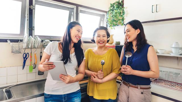 Ilustrasi ibu dan anak perempuan