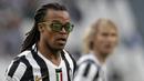 3. Edgar Davids (Kacamata) - Pria asal Belanda ini merupakan salah satu pemain yang terkenal nyentrik dengan kacamatanya. Penyakit Glukoma yang menyerang syaraf mata menjadi alasan Davids menggunakan kacamata. (AFP/Marco Bertorello)