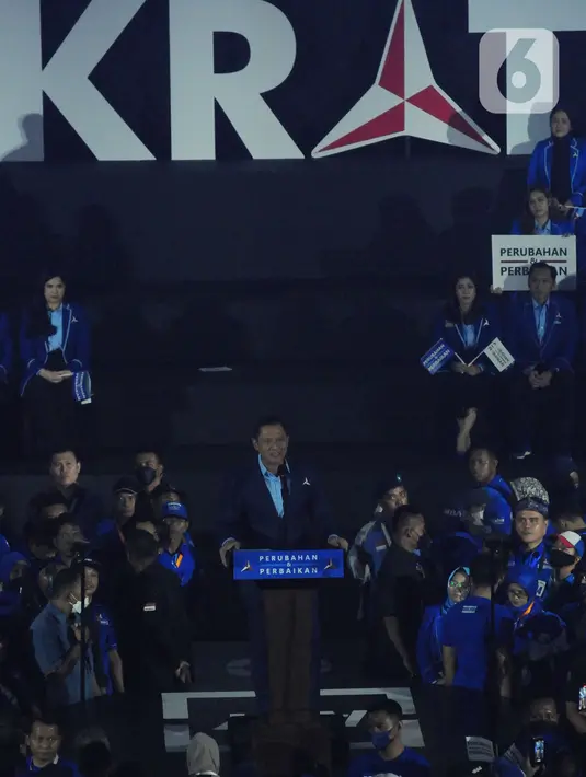 Ketua Umum Partai Demokrat Agus Harimurti Yudhoyono (AHY) menyampaikan pidato politiknya di Tennis Indoor Senayan, Jakarta, Selasa (14/3/2023). AHY menyinggung masalah yang saat ini dihadapi rakyat Indonesia, terutama masukan saat berkunjung ke sejumlah daerah di Indonesia, mulai Lampung, Sumsel, Sulteng, Sulbar, Jatim, Jateng, dan Yogya. (merdeka.com/Imam Buhori)