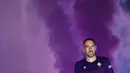 Rekrutan baru Fiorentina, Franck Ribery, menyapa suporter saat sesi perkenalan di Stadion Artemio Franchi, Florence, Kamis (22/8). Gelandang asal Prancis ini didatangkan secara gratis dari Bayern Munchen. (AFP/Andreas Solaro)