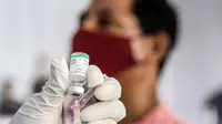 Petugas medis menyiapkan vaksin COVID-19 untuk disuntikkan kepada pekerja swasta saat program Vaksinasi Gotong Royong di Sudirman Park Mall, Jakarta, Rabu (19/5/2021). Vaksin yang disuntikkan dalam program Vaksinasi Gotong Royong adalah Sinovam. (Liputan6.com/Faizal Fanani)