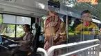 Pengemudi wanita (Pramudi) bus tingkat TransJakarta tampak memakai kebaya saat melakukan tugasnya (Liputan6.com/Johan Tallo)