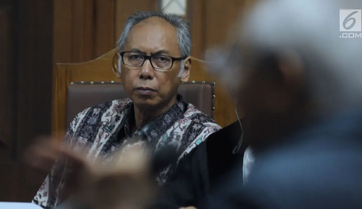 Terdakwa perkara merintangi penyidikan dugaan korupsi E-KTP dengan tersangka Setya Novanto, Bimanesh Sutarjo saat mengikuti sidang lanjutan di Pengadilan Tipikor, Jakarta, Senin (16/4). Sidang mendengar keterangan saksi. (Liputan6.com/Helmi Fithriansyah)