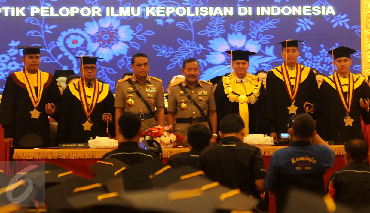 Kapolri Jenderal Badrodin Haiti dan Kalemdikpol Komjen Syafrudin berfoto bersama wisudawan pada acara Dies Natalis PTIK ke-70 di Auditorium PTIK, Jakarta, Jumat (17/6). Prosesi wisuda ini dihadiri sejumlah perwira tinggi Polri. (Liputan6.com/Helmi Afandi)