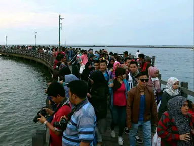 Ribuan masyarakat memadati kawasan pantai Ancol, Jakarta, Sabtu (31/12). Kawasan Ancol menjadi tempat favorit masyarakat untuk menikmati pergantian malam tahun baru 2016 menuju 2017 di Jakarta. (Liputan6.com/Angga Yuniar)