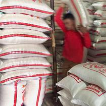 Pekerja mengangkut karung beras di Pasar Induk Beras Cipinang, Jakarta, Senin (15/1). Wagub Sandiaga Uno mengatakan Pemprov DKI akan selalu membeli beras Sulawesi dan Banten karena lebih memprioritaskan beras dari petani. (Liputan6.com/Immanuel Antonius)