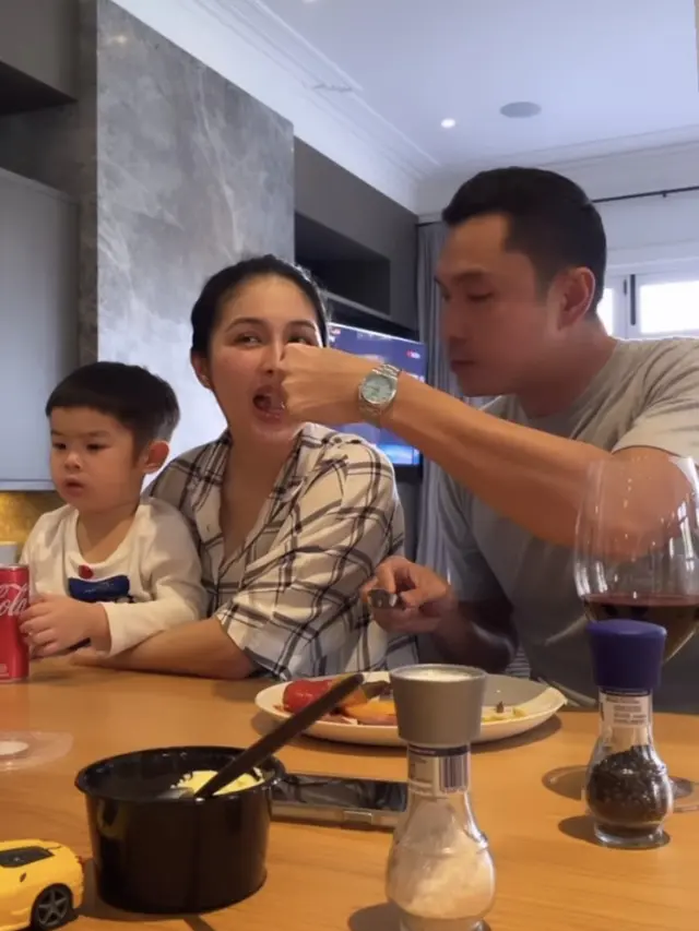 Sandra Dewi Tetap Modis Saat Gendong Anak di Australia, credit: @kartikadewi20