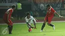 Gelandang Timnas Indonesia U-22, Febri Hariyadi terjatuh saat mencoba melewati kawalan dua pemain Persija di laga uji coba di Stadion Patriot Candrabhaga, Bekasi, Rabu (5/4). Laga berakhir imbang 0-0. (Liputan6.com/Helmi Fithriansyah)