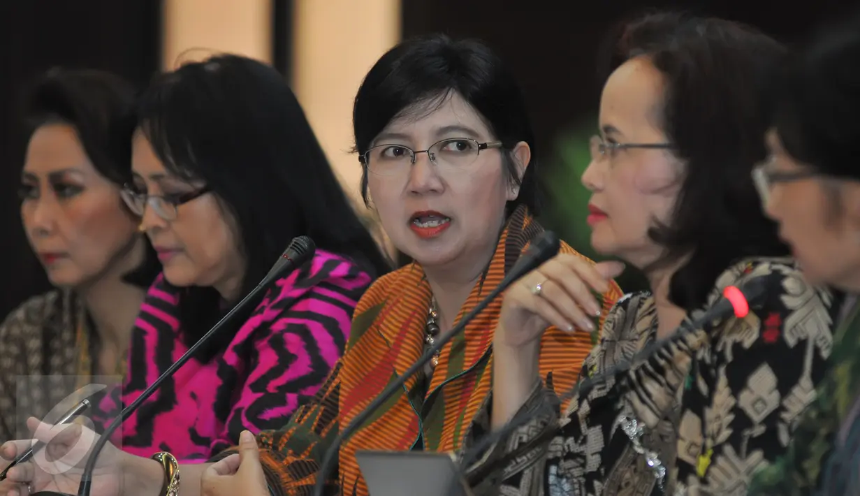 Pansel KPK memberikan keterangan pers di Gedung Utama Sekretariat Negara, Jakarta, Sabtu (4/7/2015). Pansel KPK mengumumankan sebanyak 194 pendaftar yang lolos seleksi tahap awal. (Liputan6.com/Herman Zakharia)