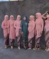 Meksi tanpa Syifa Hadju, Geng Mamayu kompak mengenakan kebaya pink dipadukan bawahan kain batik warna serasi. Lesti sendiri mengenakan kebaya birunya. [@kesharatuliu05]
