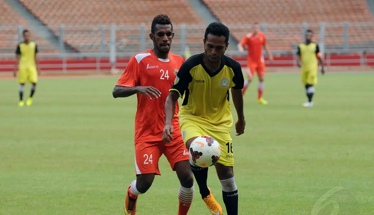 Gelandang Persija Jakarta, Gilbert Dwaramury (kiri) mencoba merebut bola dari pemain Martapura FC saat laga uji coba di Stadion GBK Jakarta, Selasa (6/1/2015). Persija unggul 2-1 atas Martapura FC. (Liputan6.com/Helmi Fithriansyah)