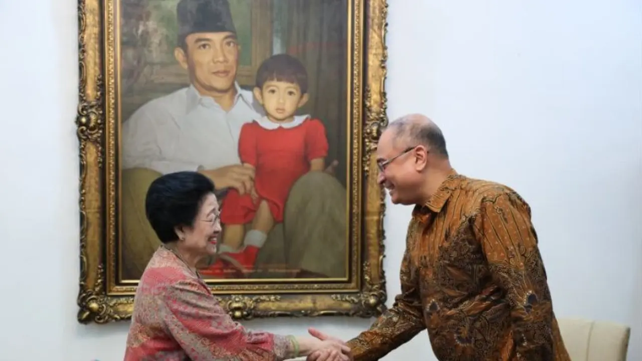 Presiden ke-5 RI yang juga Ketua Umum PDI Perjuangan (PDIP) Megawati Soekarnoputri menerima kunjungan Duta Besar India untuk Indonesia Sandeep Chakravorty.