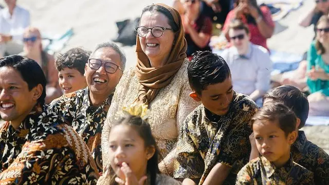 6 Potret Keluarga Jennifer Bachdim Kondangan di Jerman, Pakai Kebaya dan Batik