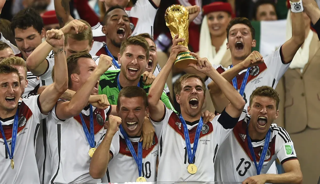 Philipp Lahm, kapten Timnas Jerman ini memutuskan pensiun setelah menjuarai Piala Dunia 2014 saat berusia 31 tahun. Lahm telah bermain dalam 113 pertandingan Timnas Jerman dan saat ini masih bermain untuk Bayern Munchen. (AFP/Fabrice Coffrini)