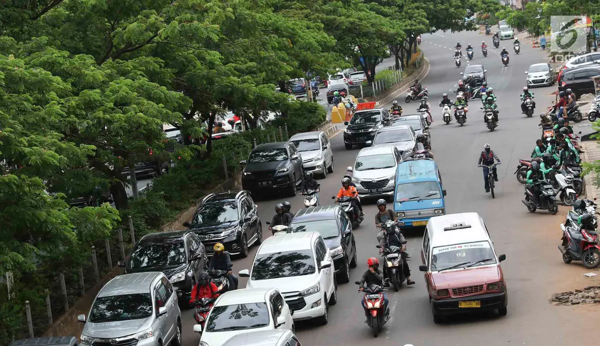 Kendaraan melintasi Jalan Margonda Raya, Depok, Jawa Barat, Kamis (21/3). BPJT dan Dishub Kota Depok akan memberlakukan sistem ganjil genap setelah 17 April 2019 atau usai pemilu dan diberlakukan pada akhir pekan. (Liputan6.com/Immanuel Antonius)