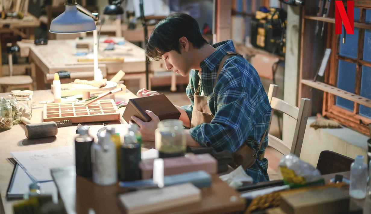 Ahn Hyo Seop berperan sebagai Yeon Jun, yang bersiap untuk melamar Jun Hee ketika dia mengalami kecelakaan yang tidak terduga, serta siswa sekolah menengah Si Heon dari tahun 1998. (Foto: Instagram/ netflixkr)