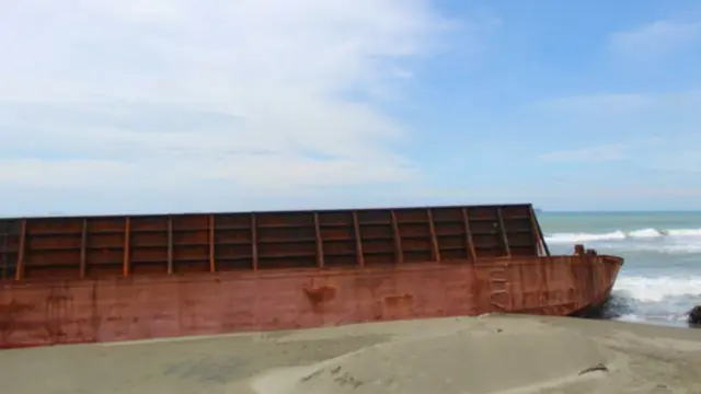 Tongkang Sun Lion V yang terdampar di kawasan pantai Gampong Lhok, Kecamatan Kuala Pesisir, Kabupaten Nagan Raya, Aceh (Liputan6.com/Ist)