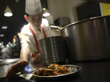 Koki menghidangkan sepiring menu kepala kelinci di sebuah restoran di Chengdu, ibu kota Provinsi Sichuan di barat daya China, 8 September 2016. Otak kelinci di negeri tirai bambu ini menjadi salah satu menu favorit warga lokal maupun asing (WANG ZHAO/AFP)