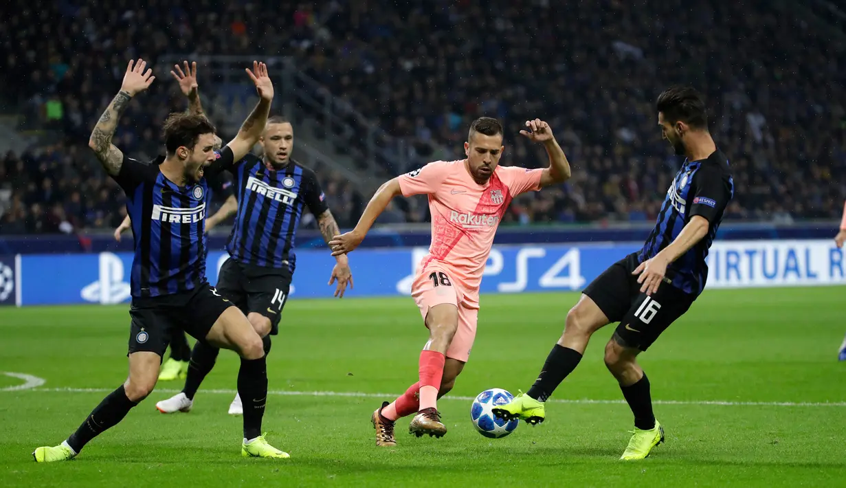 Bek Barcelona, Jordi Alba berusaha melewati para pemain Inter Milan saat bertanding pada grup B Liga Champions di Giuseppe Meazza, Italia (6/11). Inter imbang dengan Barcelona 1-1. (AP Photo/Luca Bruno)
