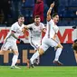 Penyerang AC Milan, Andre Silva (ketiga kiri) melakukan selebrasi usai mencetak gol ke gawang Genoa pada lanjutan Liga Serie A Italia di Stadion Luigi Ferraris di Genoa, (11/3). Gol Silva mengantar Milan menang 1-0 atas Genoa. (Simone Arveda/ANSA via AP)