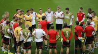 Pelatih Timnas Jerman, Joachim Loew (tengah) memimpin langsung sesi latihan Der Panzer jelang berlaga melawan Brasil di Stadion Mineirao, Belo Horizonte (7/7/2014). (REUTERS/Leonhard Foege)