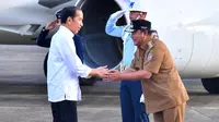 Pj Gubernur Sulsel Bahtiar Baharuddin sambut kedatangan Presiden Jokowi (Liputan6.com/Pemprov Sulsel)