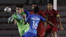 Kiper Timnas Indonesia U-22, Nadeo Argawinata, berusaha menangkap bola saat melawan Singapura U-22 pada laga SEA Games 2019 di Stadion Rizal Memorial, Manila, Kamis (28/11). Indonesia menang 2-0 atas Singapura. (Bola.com/M Iqbal Ichsan)