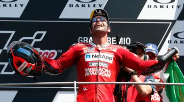 Pembalap Ducati, Danilo Petrucci berselebrasi merayakan kemenangan Grand Prix MotoGP Italia di sirkuit Mugello, Italia (2/6/2019). Petrucci berhasil menjadi juara MotoGP Italia 2019 disusul Marc Marquez (Honda) urutan kedua, dan Andrea Dovizioso (Ducati) di urutan ketiga. (AP Photo/Antonio Calanni)