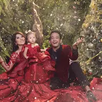 Hari Natal yang jatuh setiap tanggal 25 Desember selalu memiliki arti tersendiri bagi setiap orang yang merayakan. Seperti halnya Ruben Onsu yang merayakan Natal tahun ini bersama istri dan anaknya, Sarwendah dan Thalia Putri Onsu. (Instagram/ruben_onsu)