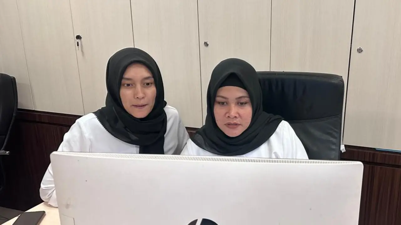 Personel Subdit Siber Reserse Kriminal Khusus Polda Riau lakukan patroli dunia maya memantau penyebaran kabar hoax soal Pilkada 2024.