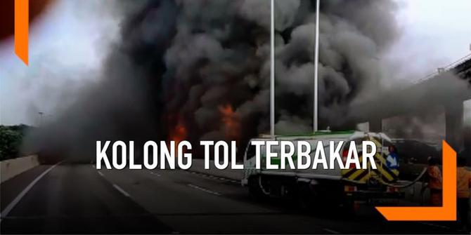 VIDEO: Kolong Tol Pluit Terbakar, Arus Lalu Lintas Ditutup Sementara