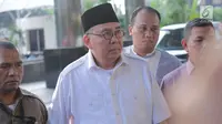 Gubernur Bengkulu Ridwan Mukti dikawal petugas KPK saat diamankan ke gedung KPK, Jakarta, Selasa (20/6). (Liputan6.com)