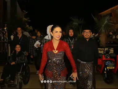 Krisdayanti mengikuti debat perdana sebagai calon Wali Kota Batu, Senin (21/10). Dalam kesempatan tersebut, diva yang akrab disapa KD itu tampak mengenakan kebaya merah yang dipadukan dengan kain batik yang serasi dengan bawahannya. Bros emas di tengah kebaya semakin mempertegas penampilannya. (Liputan6.com/IG/@krisdayanti_official)