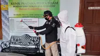 Penyemprotan disinfektan di Klinik Pratama Pelita Insani Cakung, Jakarta Timur