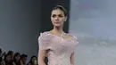 Model membawakan busana rancangan Hian Tje di acara IPMI Trend show 2016, Di Senayan City, Jakarta, Selasa  (1/12). Perancang Hian Tje  menghadirkan busana-busana feminin dan cantik berwarna pink. (Liputan6.com/Herman Zakharia)