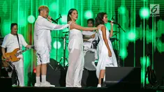 Personel Trio GAC Gamaliel (kiri), Cantika (tengah), dan Audrey (kanan) menghibur penggemar dalam acara "Hodgepodge Superfest 2019" di Allianz Ecopark, Ancol, Sabtu (31/8/2019). Mereka membawakan beberapa lagu andalannya, salah satunya berjudul Bahagia. (Liputan6.com/Herman Zakharia)