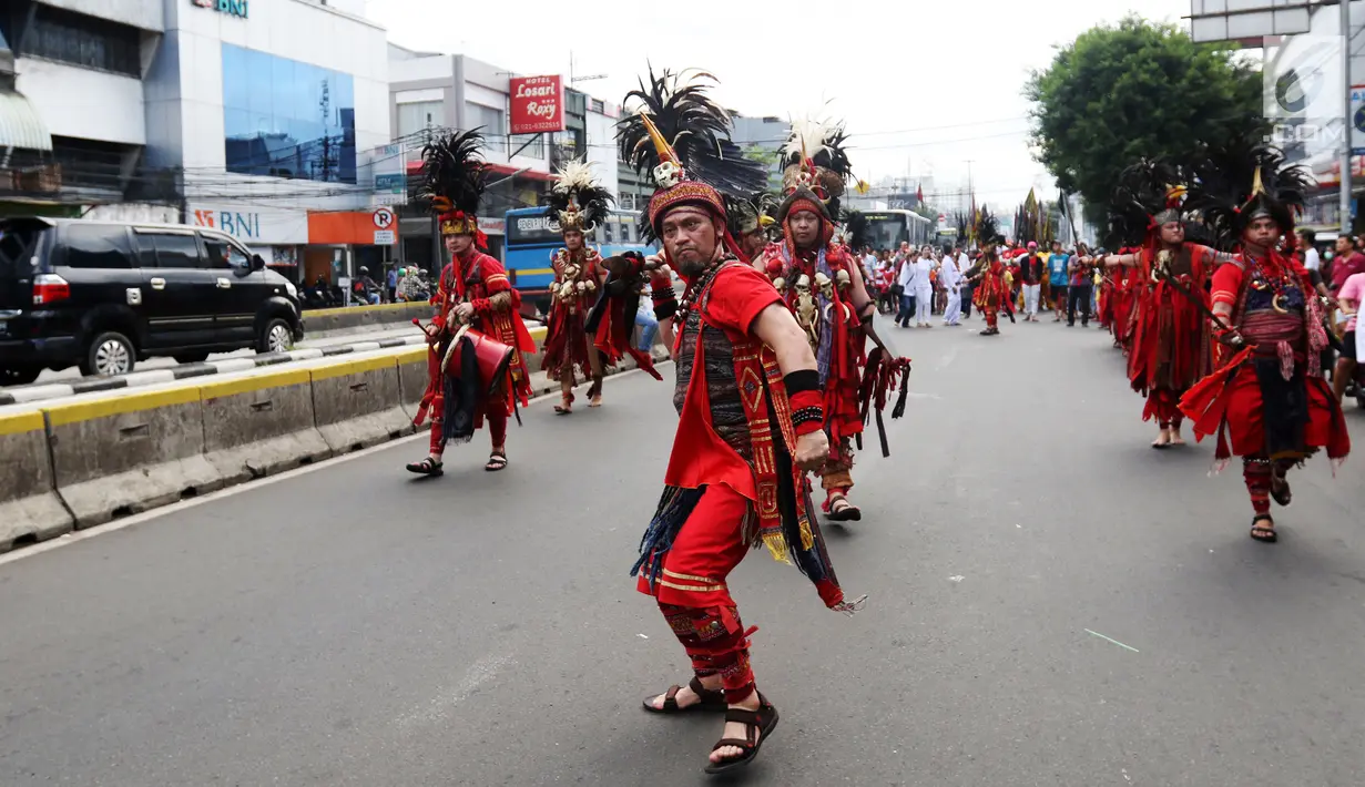 Peserta atraksi Tatung saat arak-arakan perayaan Cap Go Meh di kawasan Petojo, Jakarta, Selasa (19/2). Tatung dalam bahasa Hakka adalah orang yang dirasuki roh dewa atau leluhur. (Liputan6.com/Angga Yuniar)