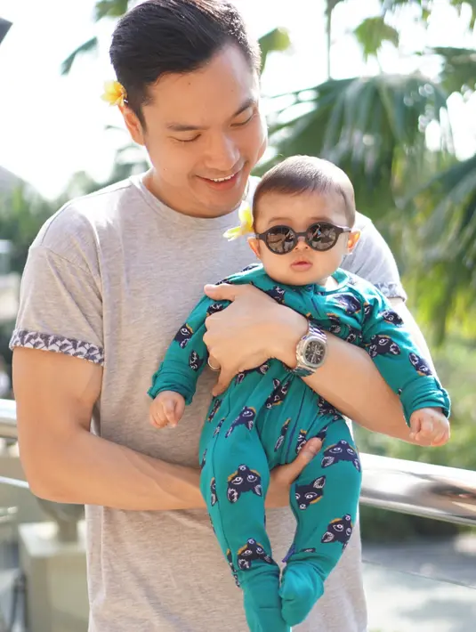 Bunga kamboja di telinganya semakin menambah keimutan dari Raphael Moeis. (Foto: instagram.com/raphaelmoeis)