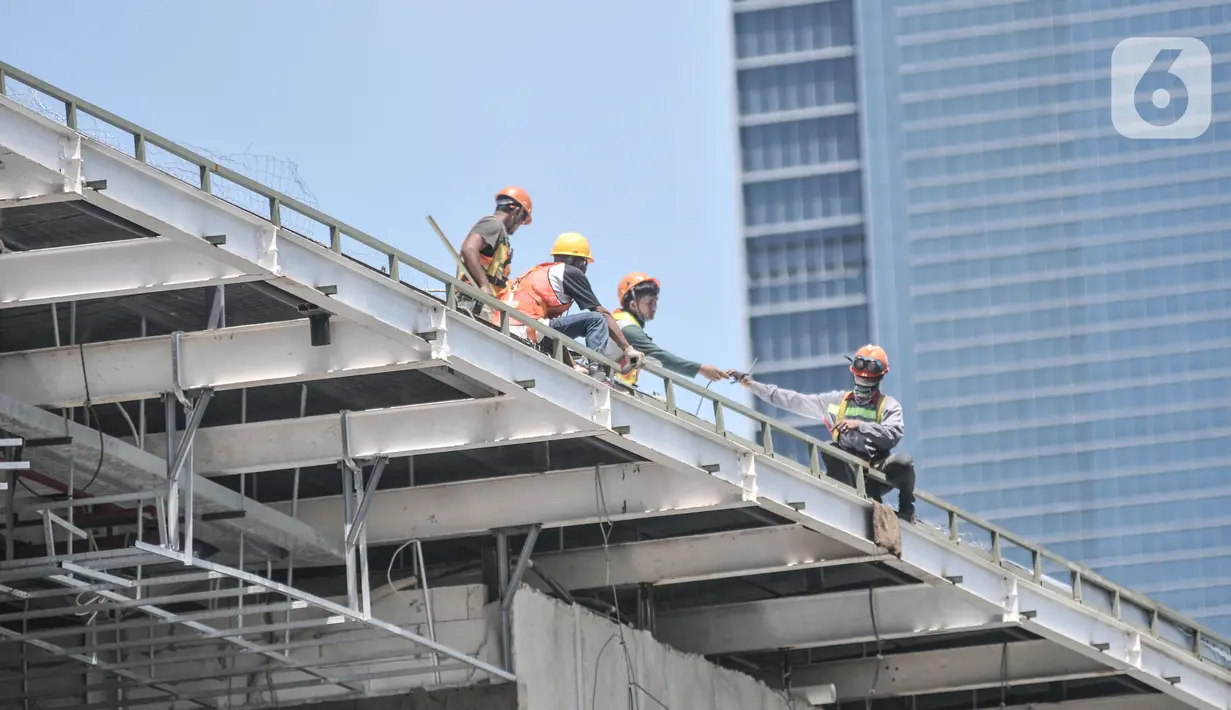Aktivitas pekerja lengkap dengan atribut K3 saat menyelesaikan proyek pembangunan halte Transjakarta Dukuh Atas 2, Jalan Jenderal Sudirman, Jakarta Pusat, Selasa (29/11/2022). Pemerintah Provinsi (Pemprov) DKI Jakarta resmi menaikkan Upah Minimum Provinsi (UMP) 2023 menjadi sebesar Rp4,9 juta atau naik sebesar 5,6 persen dibandingkan UMP DKI 2022. Penetapan UMP DKI 2023 itu diputuskan melalui Keputusan Gubernur Nomor 1153 Tahun 2022.  (Liputan6.com/Iqbal S. Nugroho)