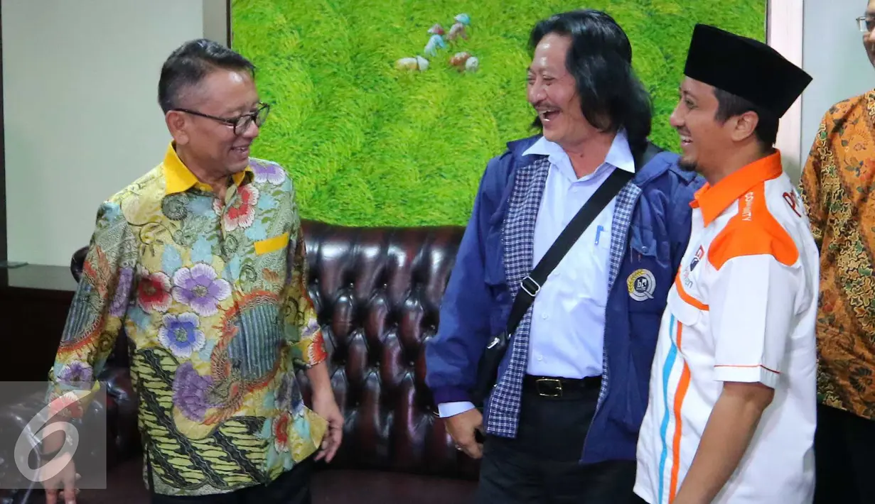 Ustadz Yusuf Mansyur dan Direktur PT Indofood Sukses Makmur Tbk, Fransiscus Welirang berbincang dengan Direktur Jenderal Pajak Ken Dwijugiasteadi di Dirjen Pajak, Jakarta, (30/9). (Liputan6.com/Angga Yuniar)