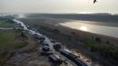 Rumah-rumah dan perahu-perahu terapung terdampar di dasar danau Puraquequara yang kering di tengah kekeringan parah, di Manaus, negara bagian Amazonas, Brasil, Kamis, 5 Oktober 2023. (AP Photo/Edmar Barros)