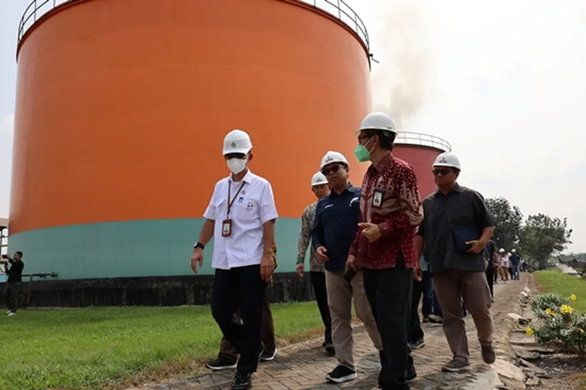 Para petinggi PTPN PalmCo meninjau salah satu pengelohan limbah cair sawit di Riau.