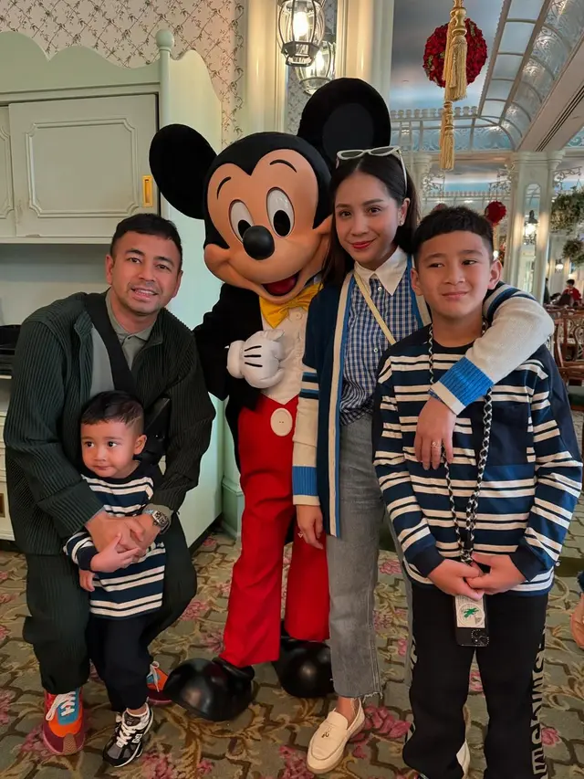 Potret gemas Rafathar, Rayyanza dan Lily kenakan baju kembar (credit: instagram/raffinagita1717)