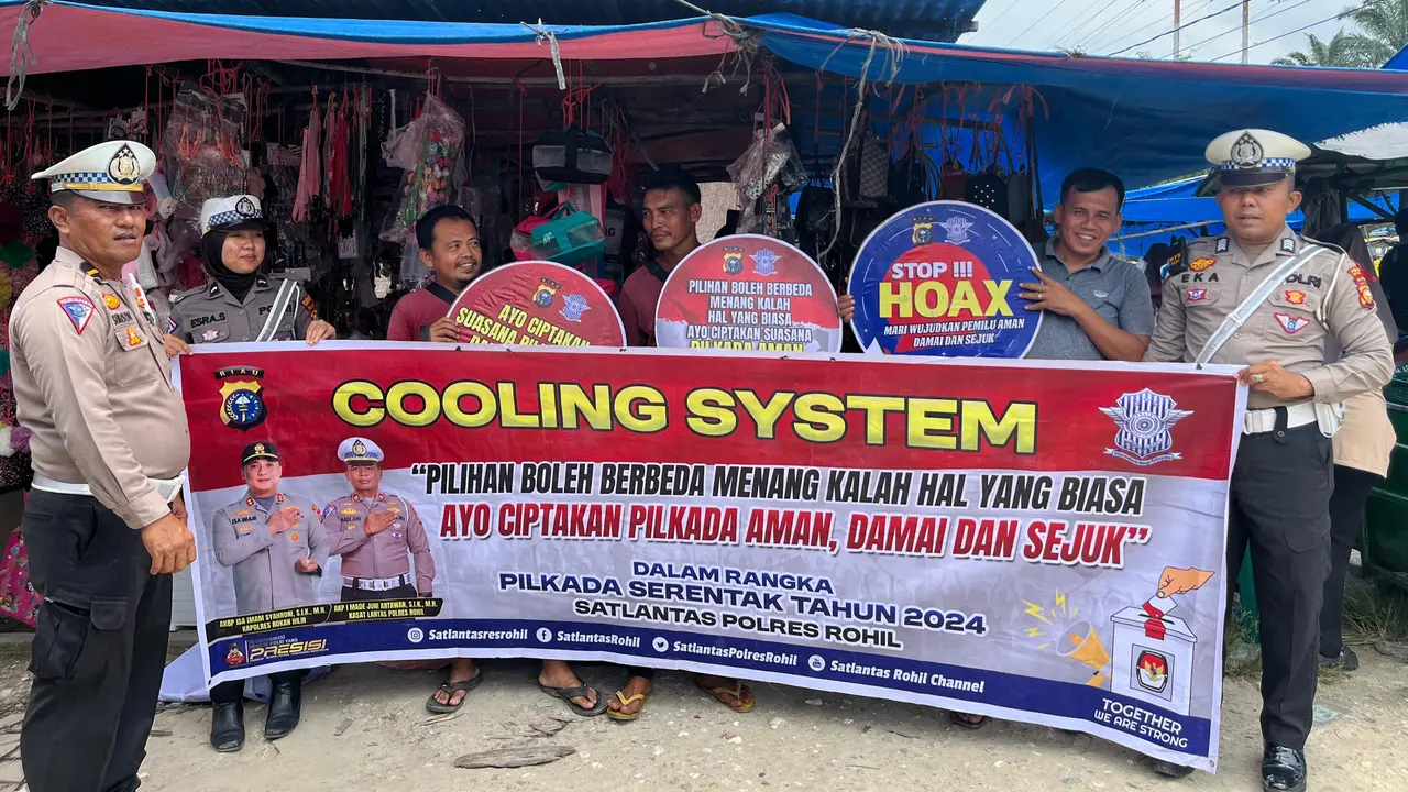 Personel Polres Rokan Hilir kampanye keselamatan lalu lintas dalam program Riau adalah KITA.