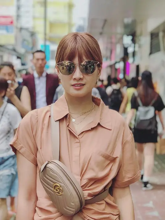 Aktris sekaligus presenter ini dikenal pandai memadu padankan busana. Kali ini Chika Jessica tampil dengan gaya kasual. Ia memilih kemeja berwarna pastel yang serasi dengan tas kecilnya. Apalagi kacamata yang dipakai, memberikan kesan elegan. (Liputan6.com/IG/@chikajessica88)