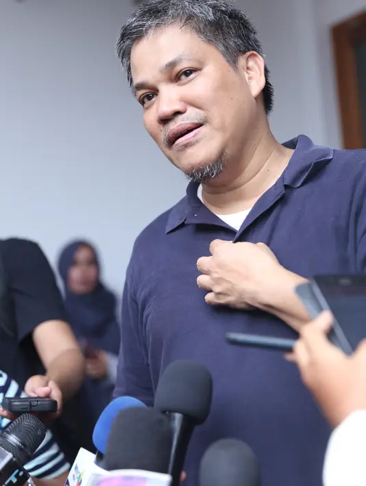 Hilmi menambahkan, bahwa sang istri memang tidak ingin penyakit yang menyerang dirinya dipublikasi. Kabar sakitnya tersiar saat Renita menjalani syuting sinetron terakhirnya Tukang Ojek Pengkolan. (Nurwahyunan/Bintang.com)