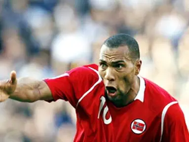 Norway's JOhn Carew calls for the ball against Scotland during their 2010 FIFA World Cup qualifier football match at Hampden Park, in Glasgow, Scotland on October 11, 2008. AFP PHOTO/PAUL ELLIS